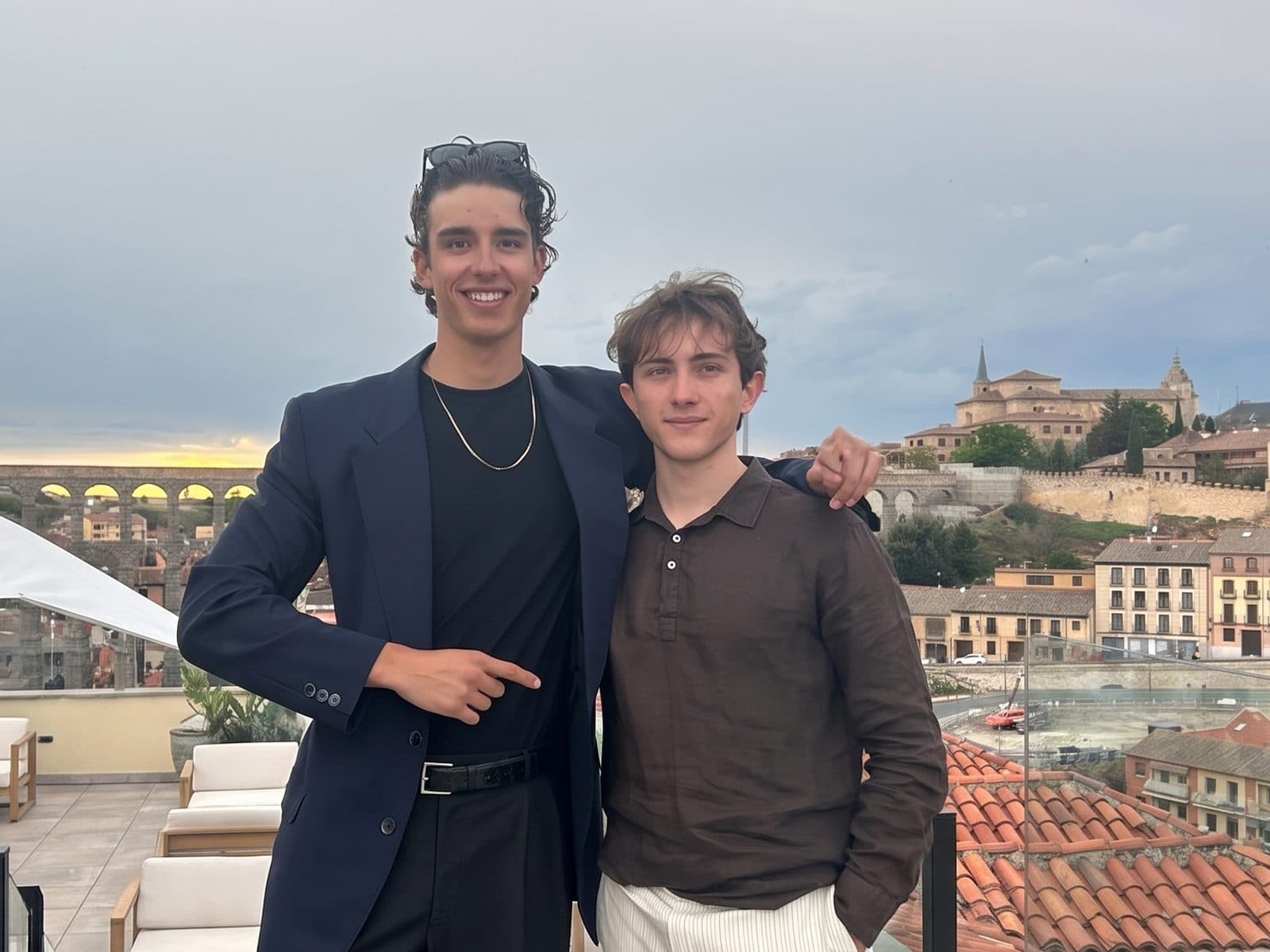 Tommaso Ruzzi, a la izquierda, y Francesco Maza en una terraza de Segovia, con el acueducto y el casco antiguo al fondo.